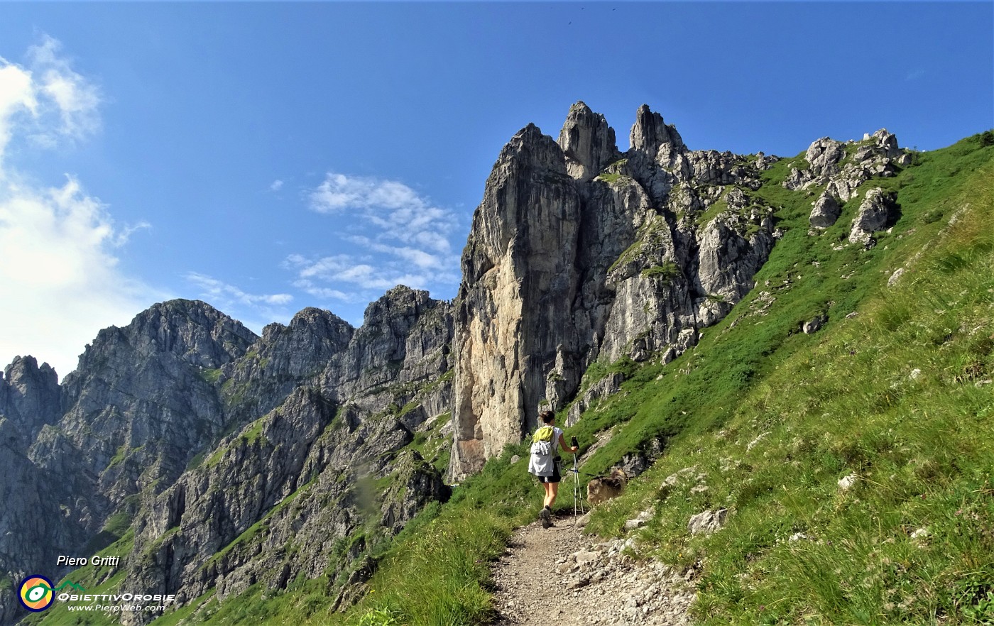 25 Gli imponenti torrioni d'Alben si innalzano sopra Baita Nembrini ( a dx), oltre le creste  e cima Alben a sx.JPG -                                